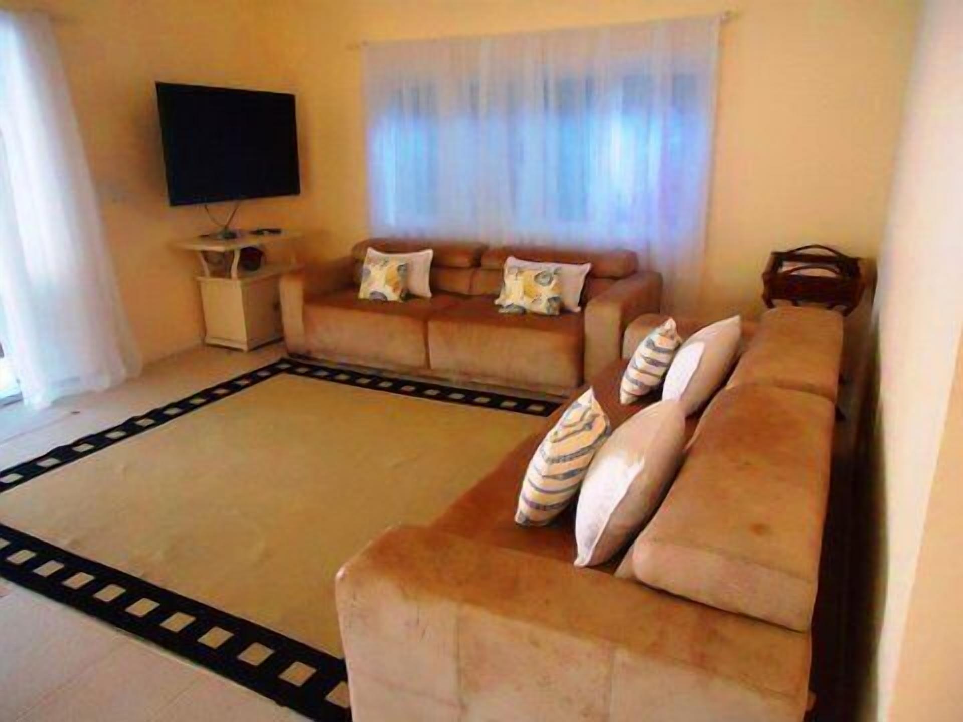 250 meters to the beach, 8 bedrooms.  Module5 houses only. 600 ms from the mall.