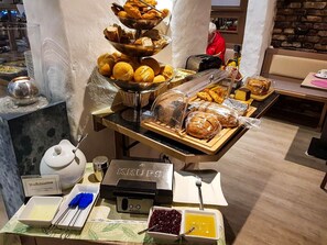 Petit déjeuner buffet servi tous les jours en supplément