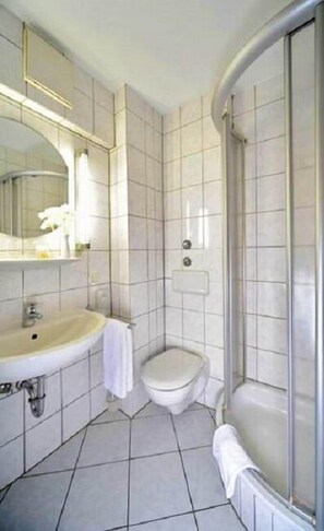 Apartamento | Banheiro | Chuveiro, chuveiro com efeito de chuva, produtos de toalete grátis 