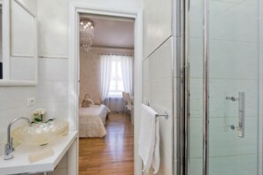 Habitación Deluxe | Baño | Regadera, amenidades de baño gratuitas, secadora de cabello, bidet 