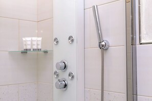 Deluxe-Zimmer | Dusche im Bad