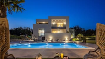 Een verwarmd zwembad