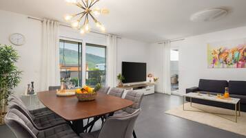 Een televisie, een videogameconsole, een dvd-speler en tafelvoetbal