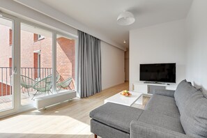 Apartamento, 2 habitaciones | Zona de estar | Televisión de pantalla plana de 32 pulgadas con canales por satélite