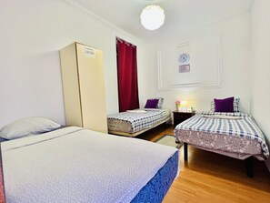 Habitación triple básica | Escritorio, tabla de planchar con plancha y wifi gratis
