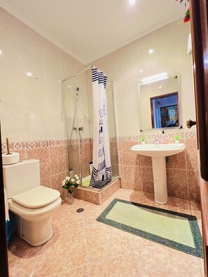 Tina y regadera independientes, secadora de cabello, toallas, jabón