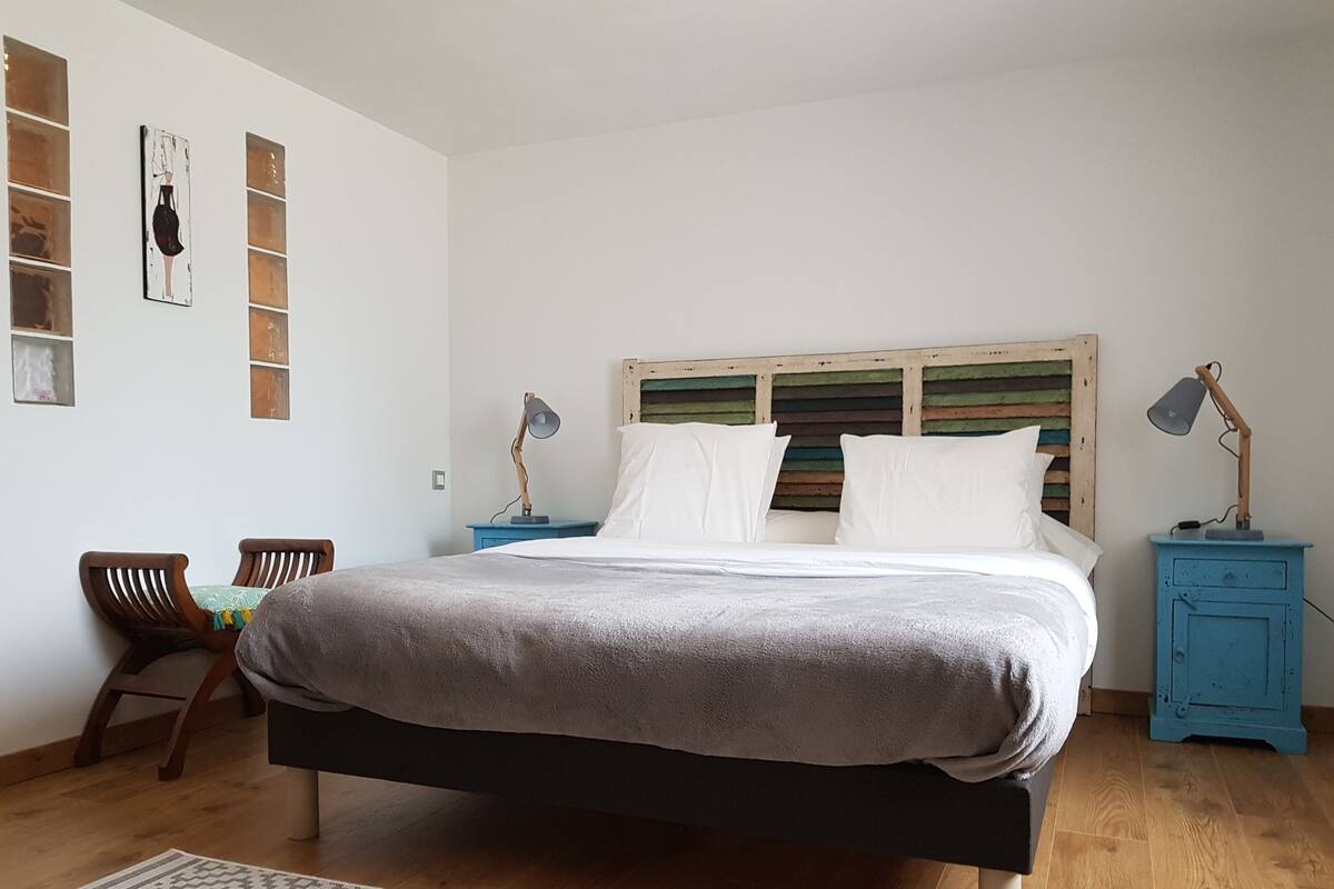 Tweepersoonskamer (La Penn ar bed) | Individueel gedecoreerd, individueel gemeubileerd, gratis wifi