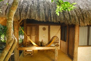 客房内保险箱、办公桌、笔记本电脑工作区、免费 WiFi