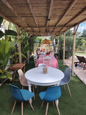 Outdoor dining - Family vila 15 people heated swimming pool , large garden, near beaches (SESIMBRA)