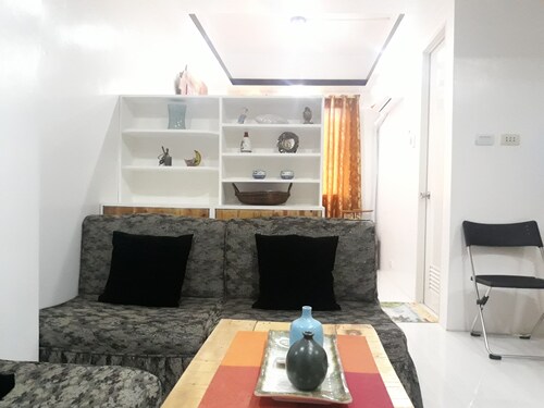 Sparkling new clean unit with touch of luxury at affordable price!