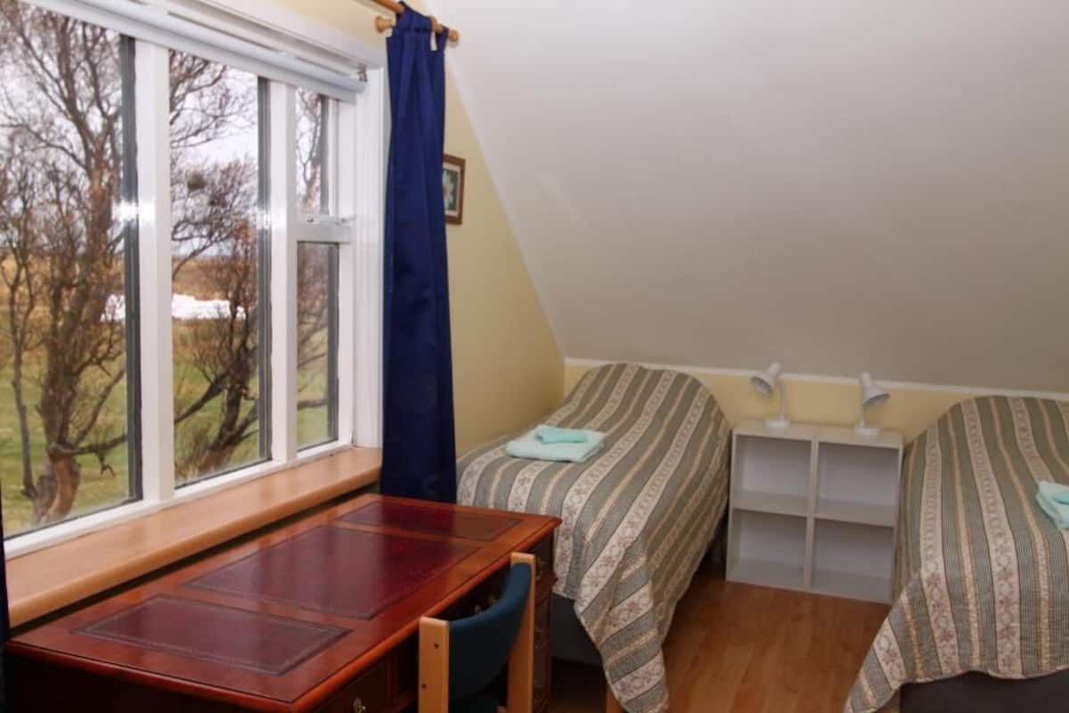 Driepersoonskamer, gedeelde badkamer | Verduisterende gordijnen, gratis wifi, beddengoed
