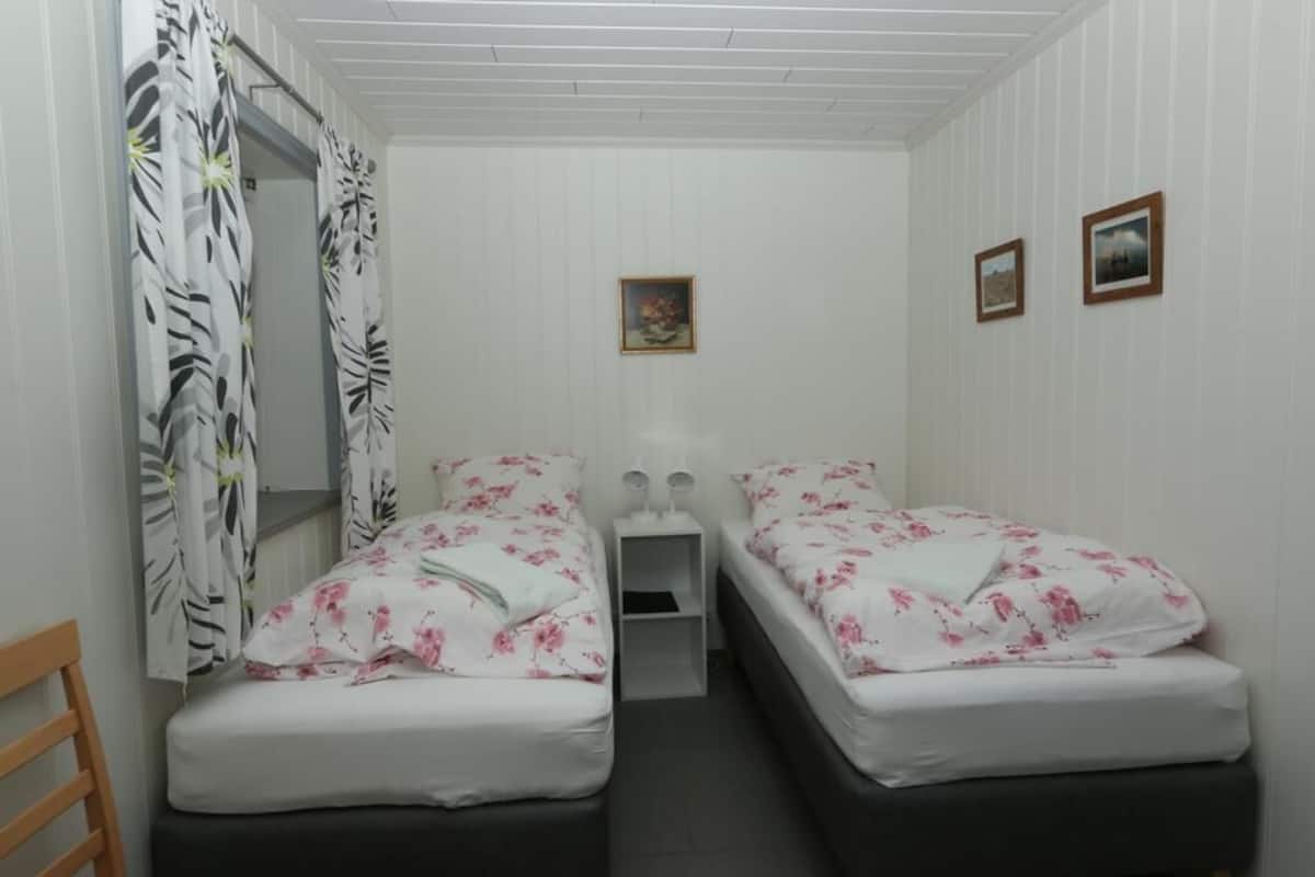 Twin kamer, gedeelde badkamer (Small) | Verduisterende gordijnen, gratis wifi, beddengoed