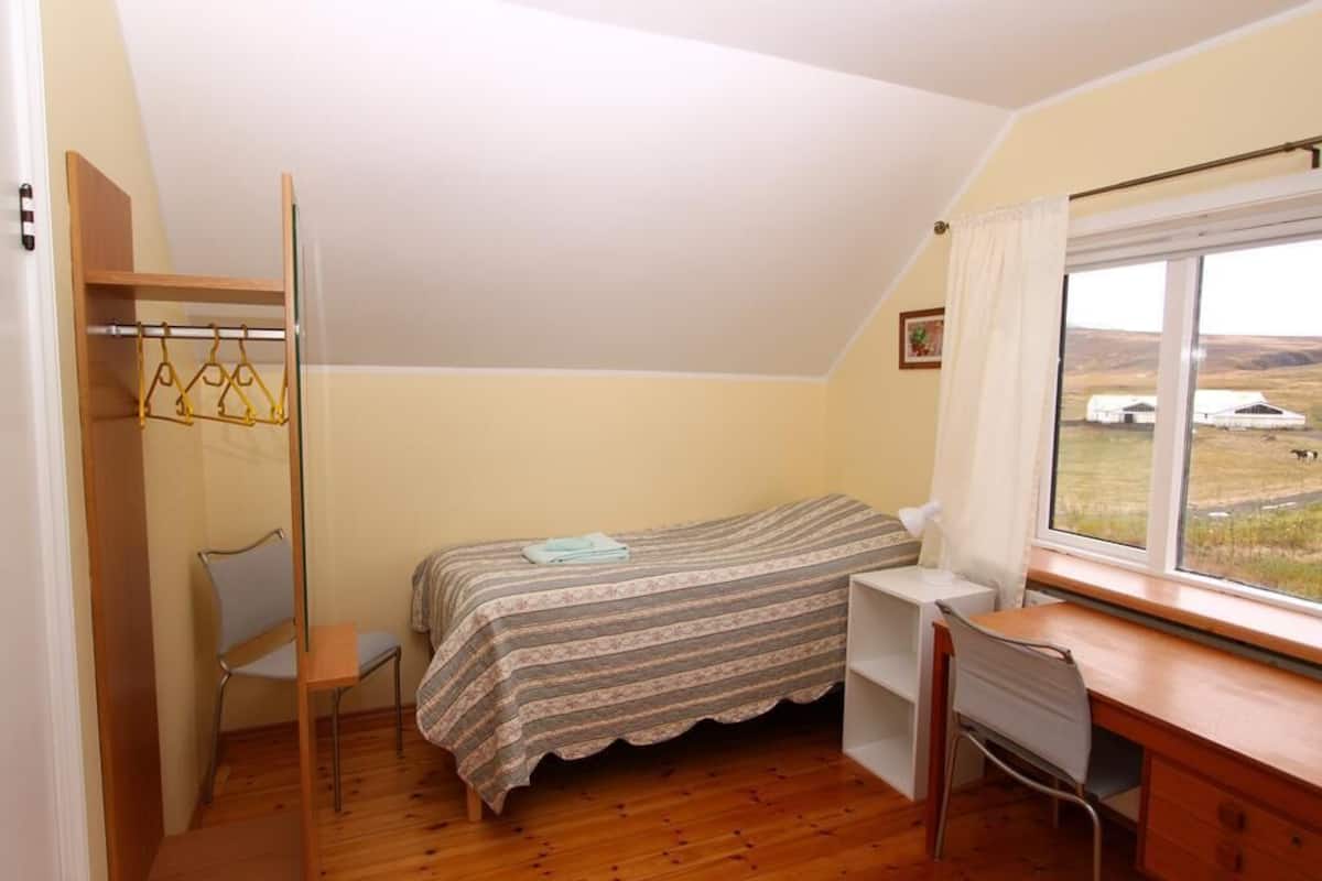 Kamer, 1 twee- of 2 eenpersoonsbedden, gedeelde badkamer | Verduisterende gordijnen, gratis wifi, beddengoed