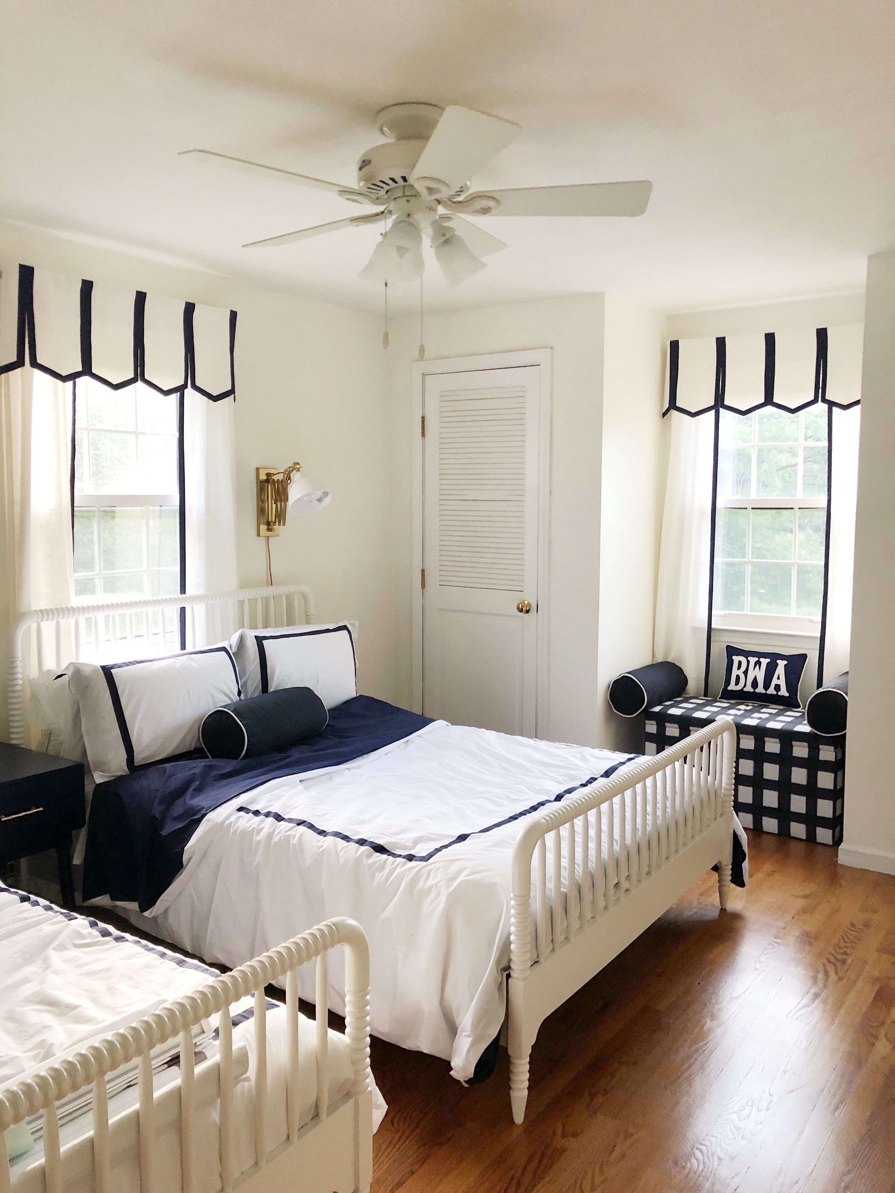 Long Meadow Manor, heated pool, 5 min from U-pick farm and Lake