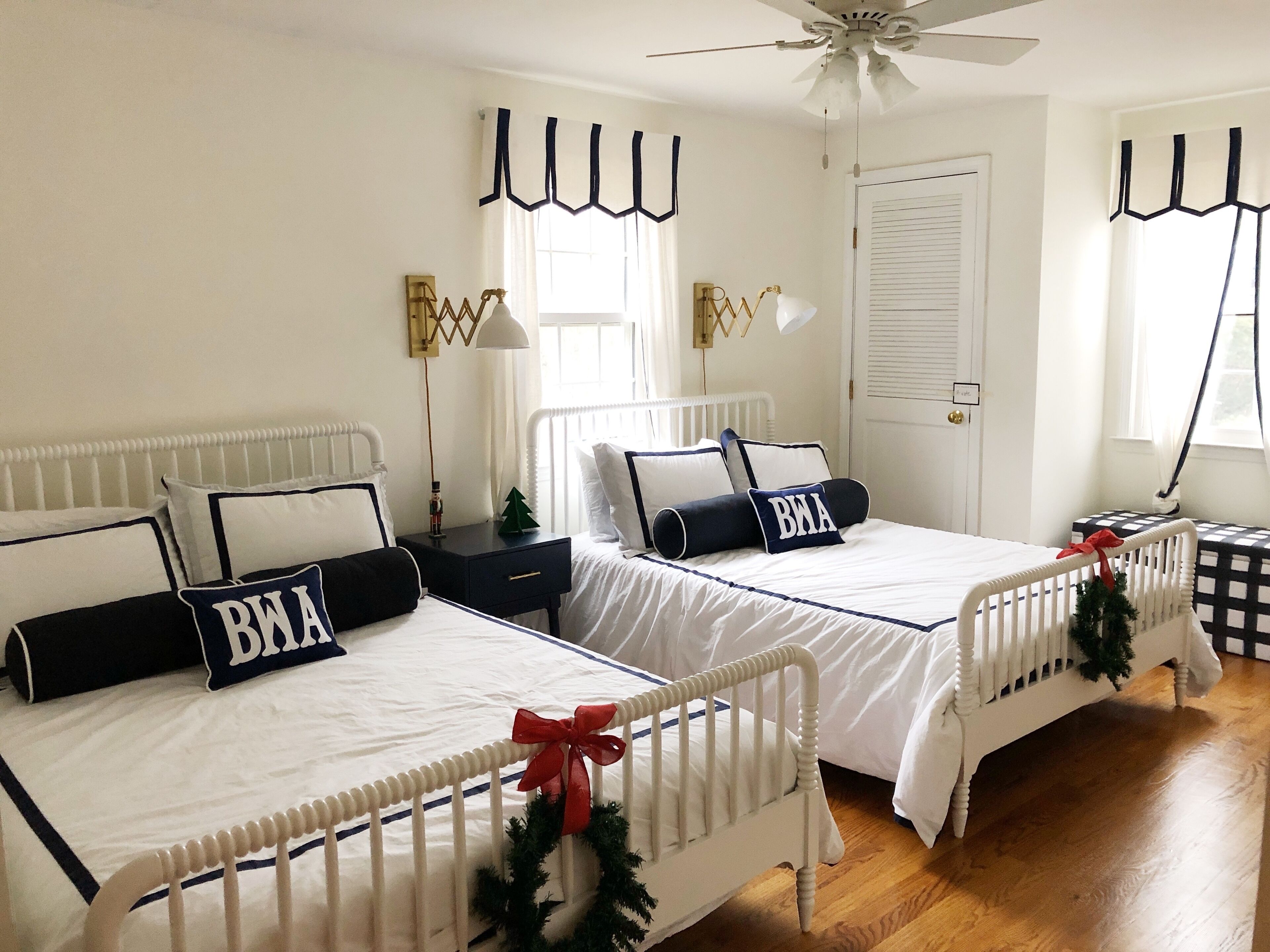 Long Meadow Manor, heated pool, 5 min from U-pick farm and Lake