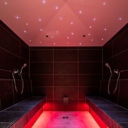 Salas de tratamiento para parejas, un sauna, baño turco