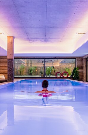 Una piscina cubierta, una piscina al aire libre de temporada