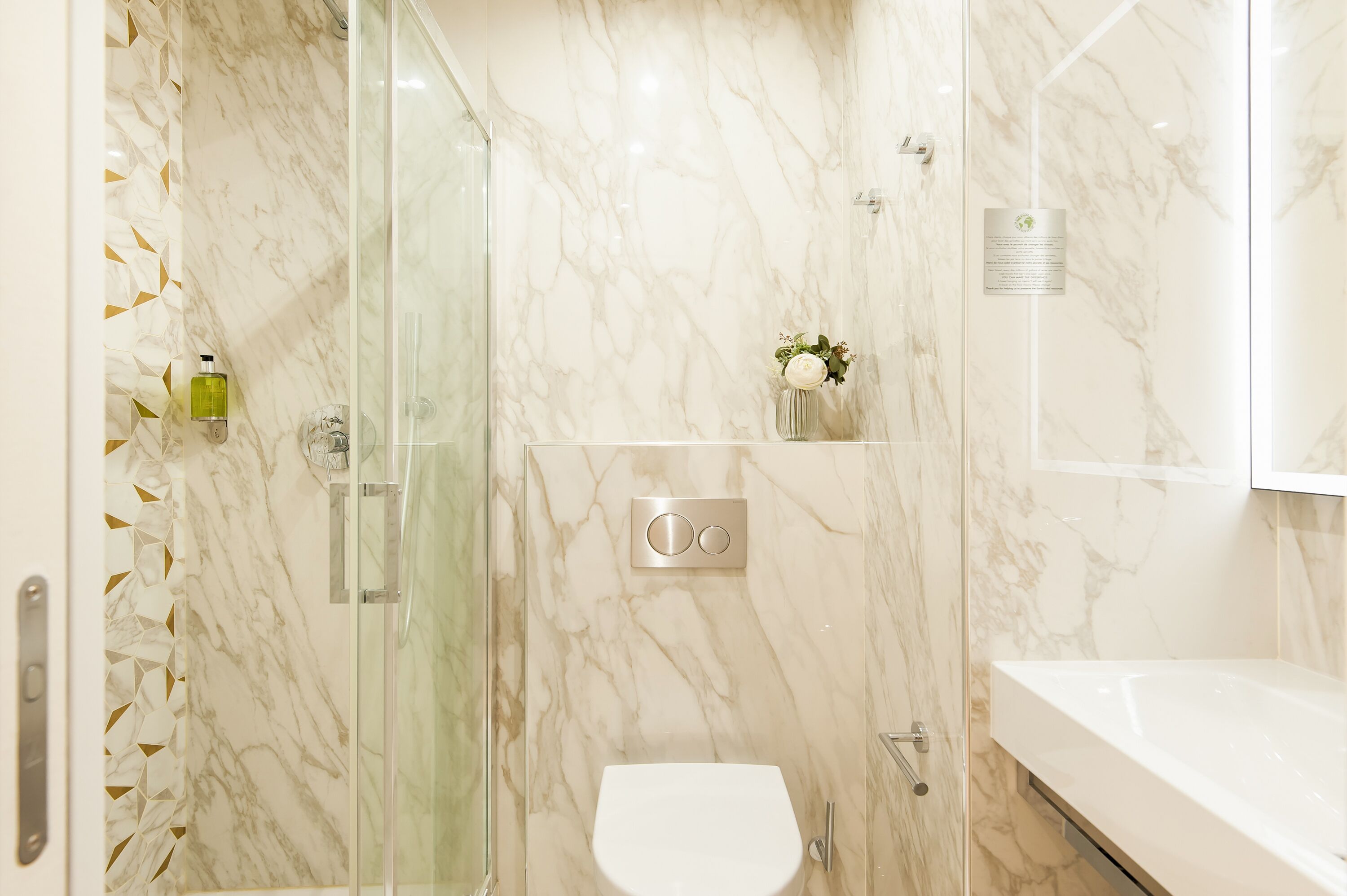 suite | bathroom | shower, free toiletries, hair dryer, towels