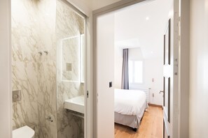 Family Suite (502) | Bathroom | Shower, free toiletries, hair dryer, towels