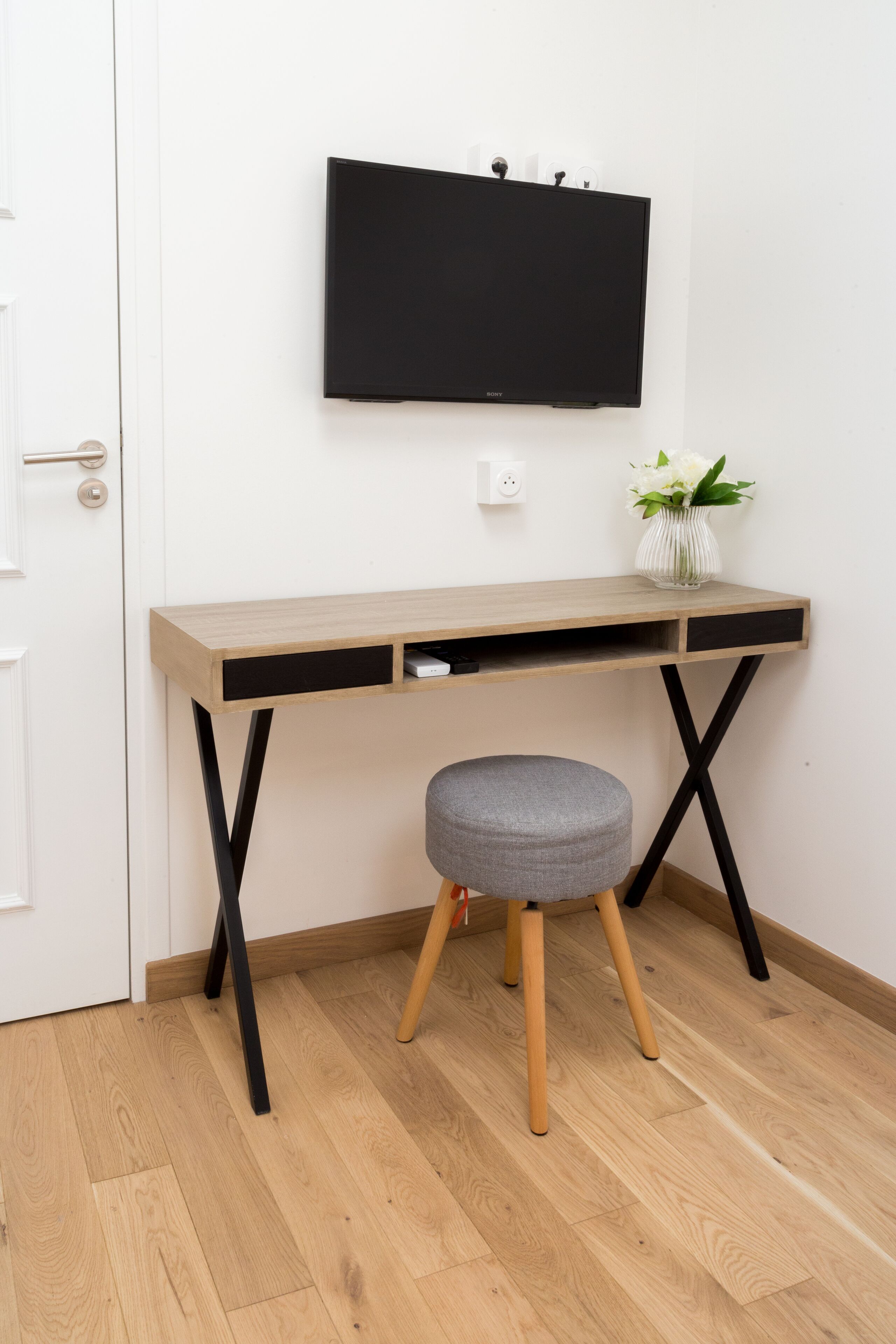 family suite (502) | television