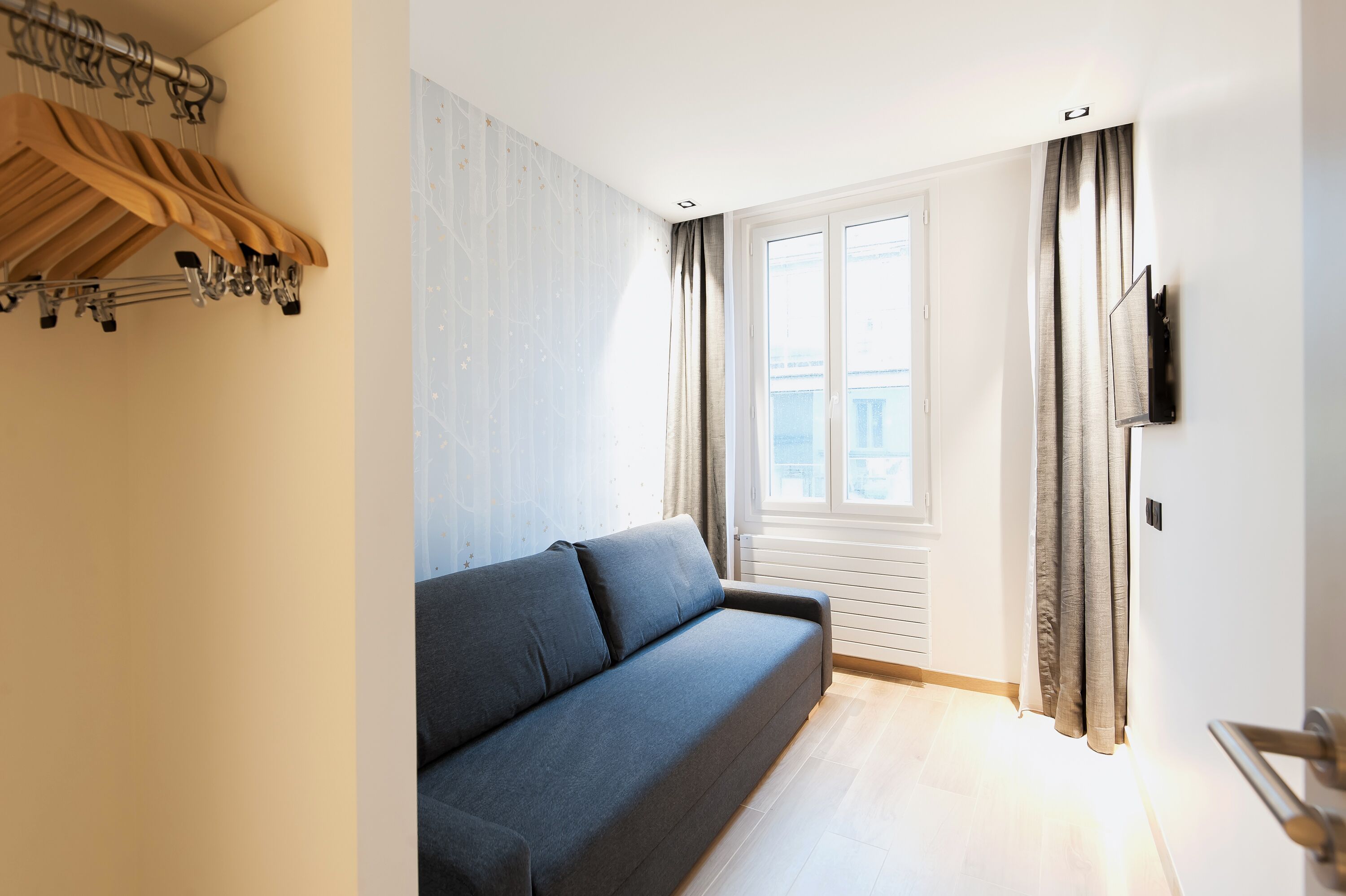 suite (302) | living room | flat-screen tv