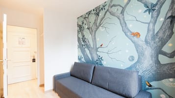 Suite (402) | Living room | Flat-screen TV