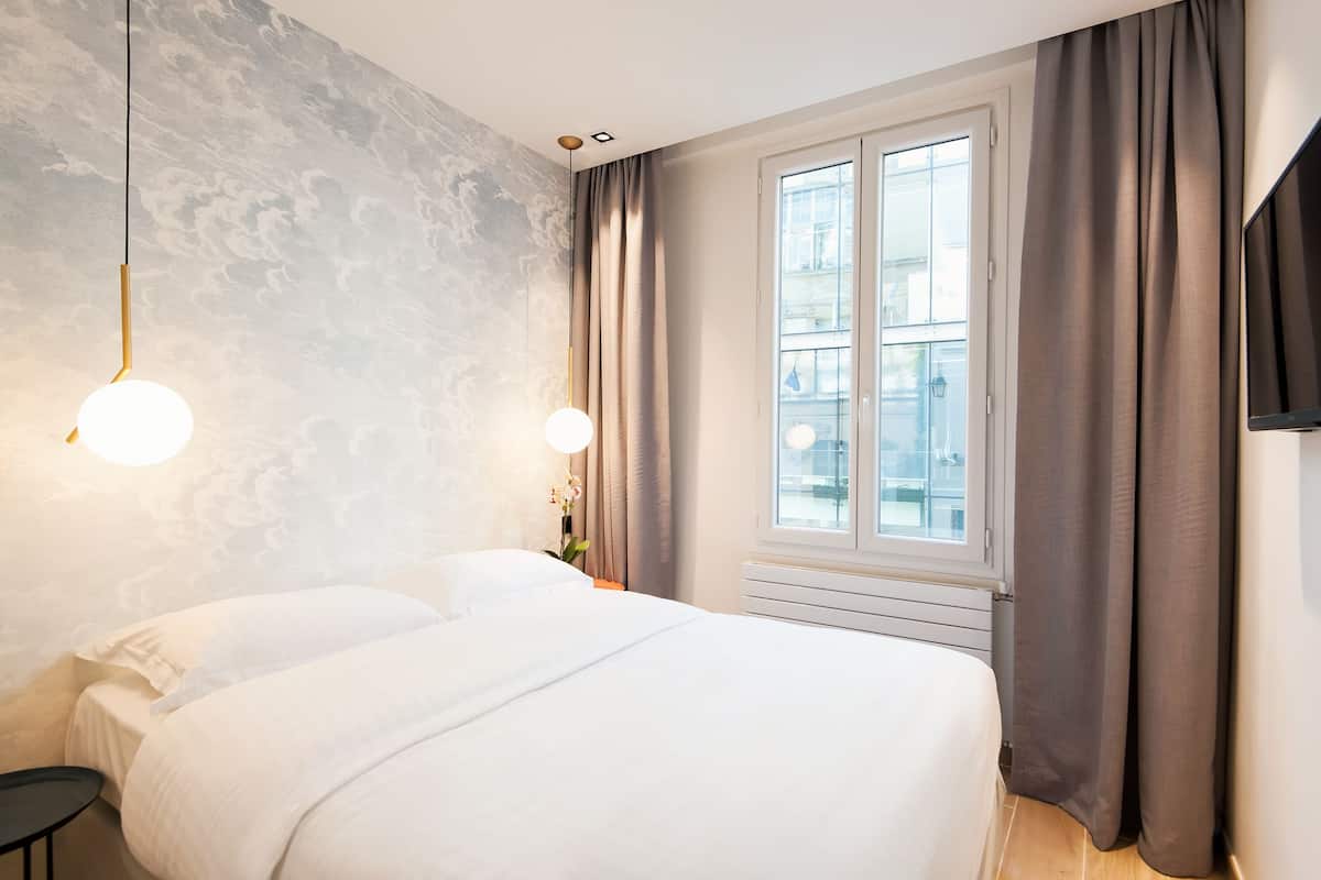 Suite | In-room safe, desk, soundproofing, cribs (free)