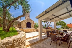 Outdoor dining - Villa Dasianda - only 90 m from the beach, private 30msq heated pool (Stanici)