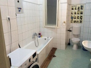 Towels, soap, shampoo, toilet paper - Comebackpackers Hostel (Budapest)