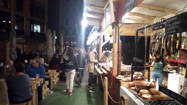 Outdoor dining - Comebackpackers Hostel (Budapest)