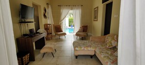 Smart TV, DVD player, video library, stereo - Beautiful Villa,Private Pool, Sun Terraces,Garden,Hi Speed Wi Fi, steps to beach (Bottom Bay)