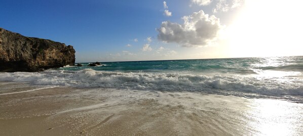 Beach nearby, sun loungers, beach towels - Beautiful Villa,Private Pool, Sun Terraces,Garden,Hi Speed Wi Fi, steps to beach (Bottom Bay)