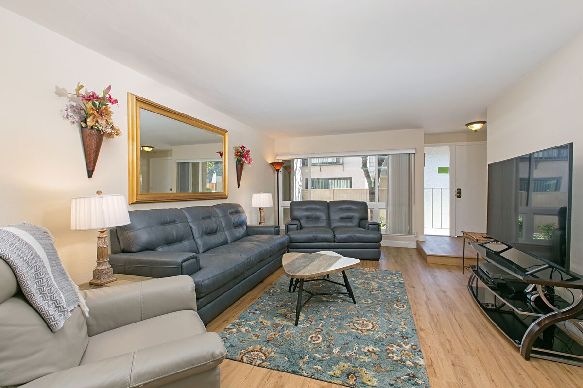 Blissful SEA'renity - Family Townhome Perfect for Game Night- Pet Friendly