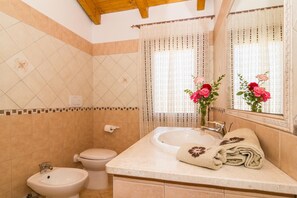 Een douche, een haardroger, een bidet, handdoeken