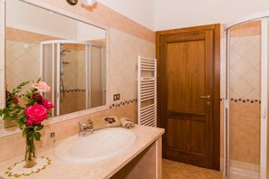 Shower, hair dryer, bidet, towels - B&B Casa Titti (Cabras)