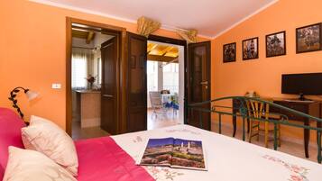 Minibar, desk, soundproofing, free WiFi