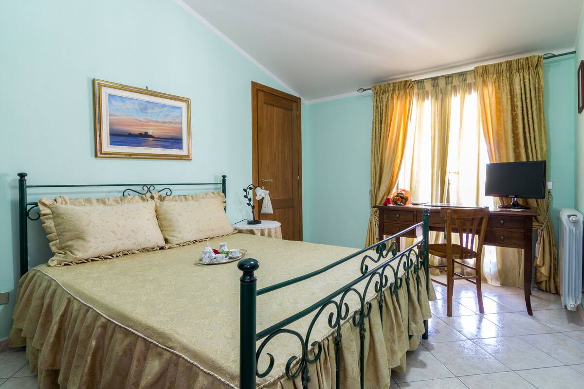 Double Room | Minibar, desk, soundproofing, WiFi (free)