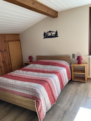 1 slaapkamer, een strijkplank/strijkijzer, gratis wifi, beddengoed
