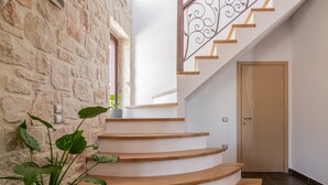 Eine Treppe mit Holzboden und einer Steinsäule.