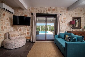 Smart TV, chimenea, reproductor de DVD y tenis de mesa 