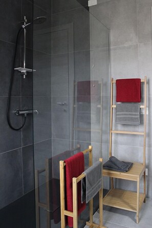 Shower, hair dryer, bidet, towels - Apartment with independent entrance (Noventa di Piave)