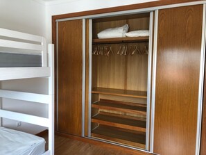 3 quartos, escrivaninha, ferros/tábuas de passar roupa, berços