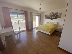 3 bedrooms, desk, iron/ironing board, cots/infant beds - Ultra complete house with garden and barbecue, garage - 6 km from the beaches (Lourinhã)