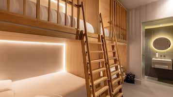 Un baño moderno con tocador de madera, un espejo con luz circular y un banco con escalera.