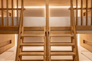 Eine hölzerne Treppe mit mehreren Stufen, die zu einer höheren Ebene führt.