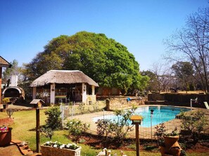 Una piscina al aire libre de temporada
