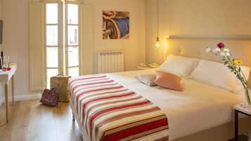 Camera Deluxe con letto matrimoniale o 2 letti singoli | Copriletto in piuma, minibar, insonorizzazione