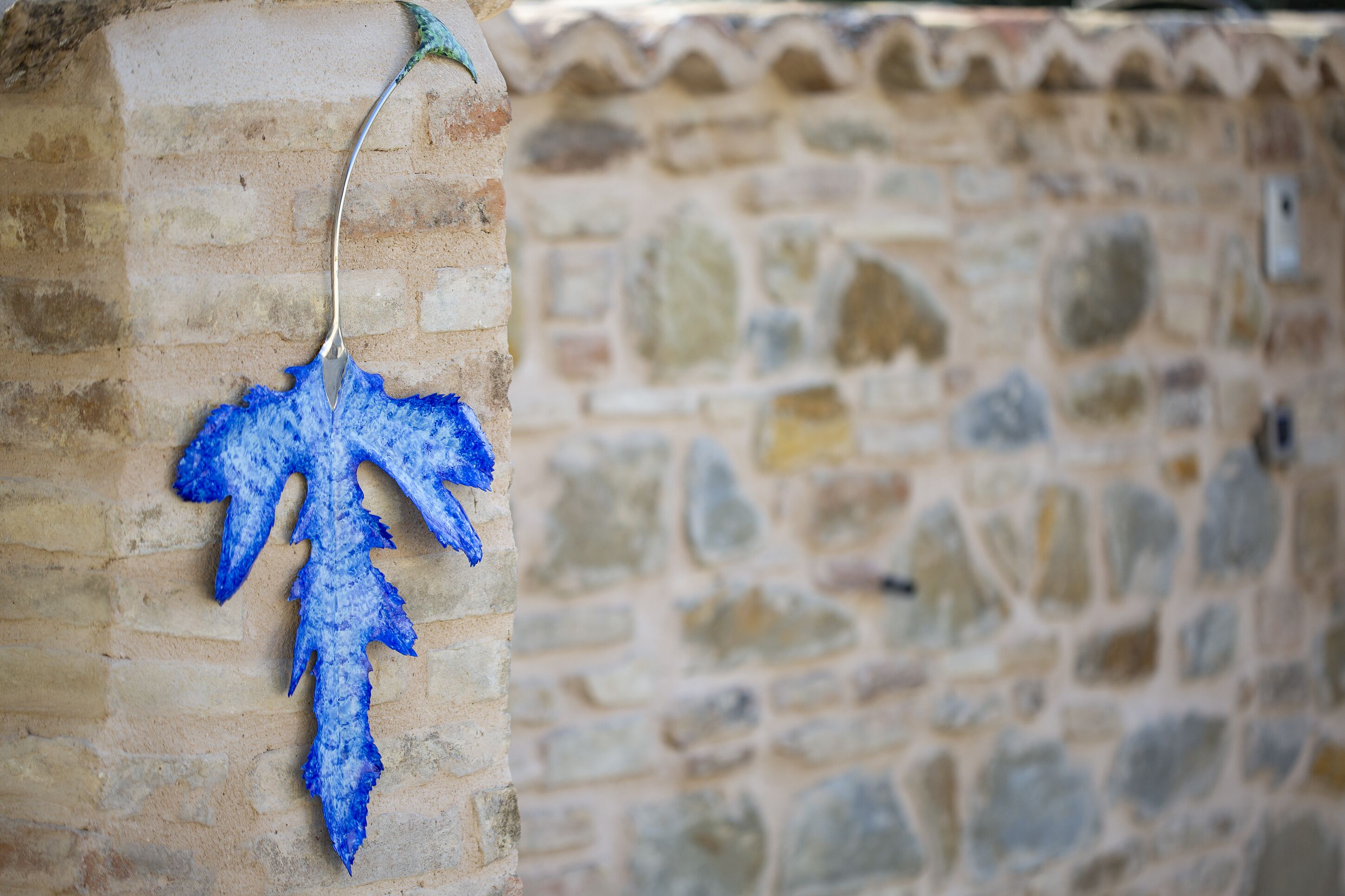 Eine Steinsäule mit einem blauen Zierteil.