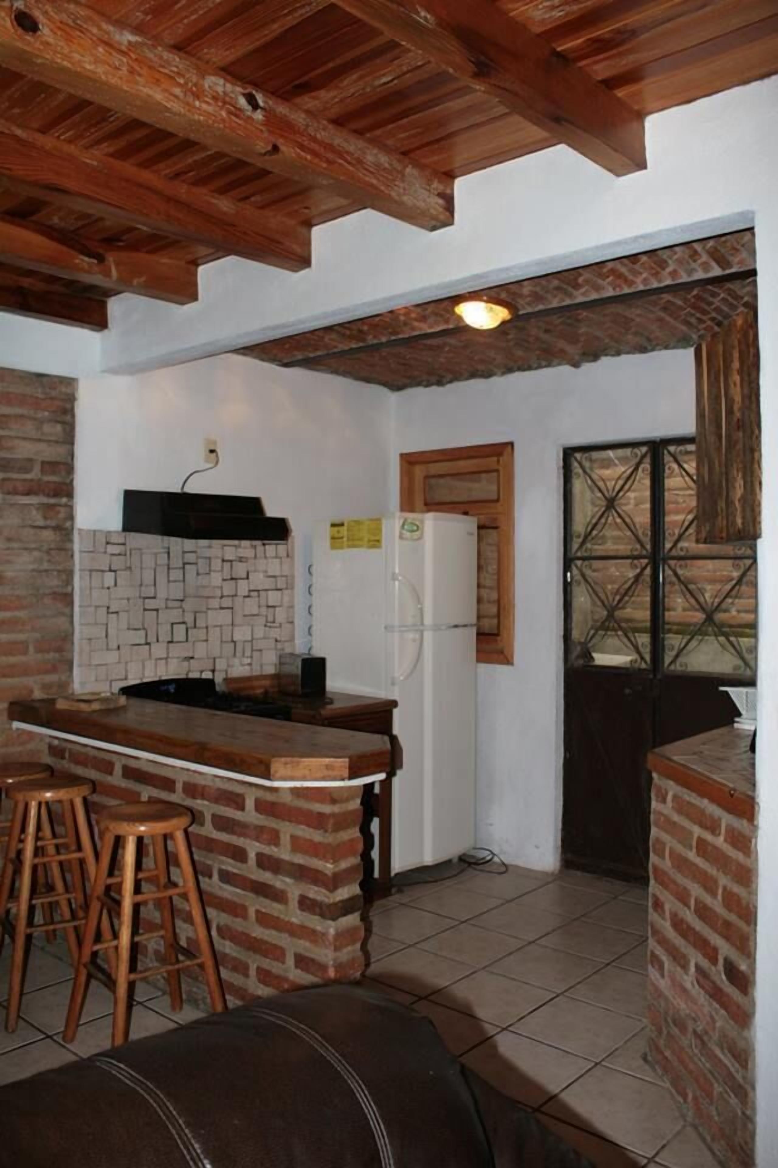 Cabaña básica, 3 habitaciones, cocineta | Cocineta privada | Refrigerador, horno, cafetera y tetera y utensilios de cocina 