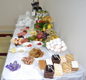 Free daily buffet breakfast